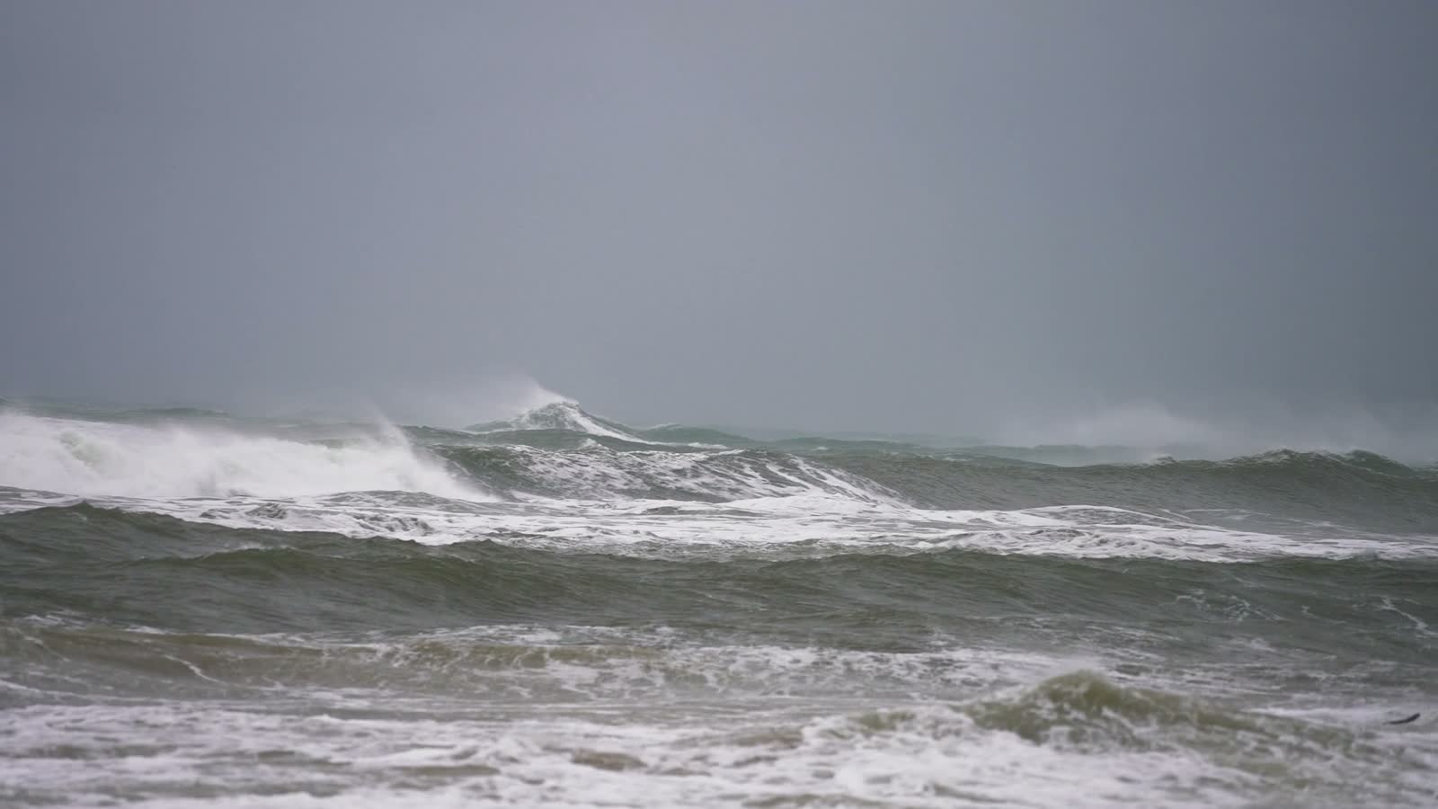 epic-seascape-big-waves-are-crashing-to-the-coast.mp4