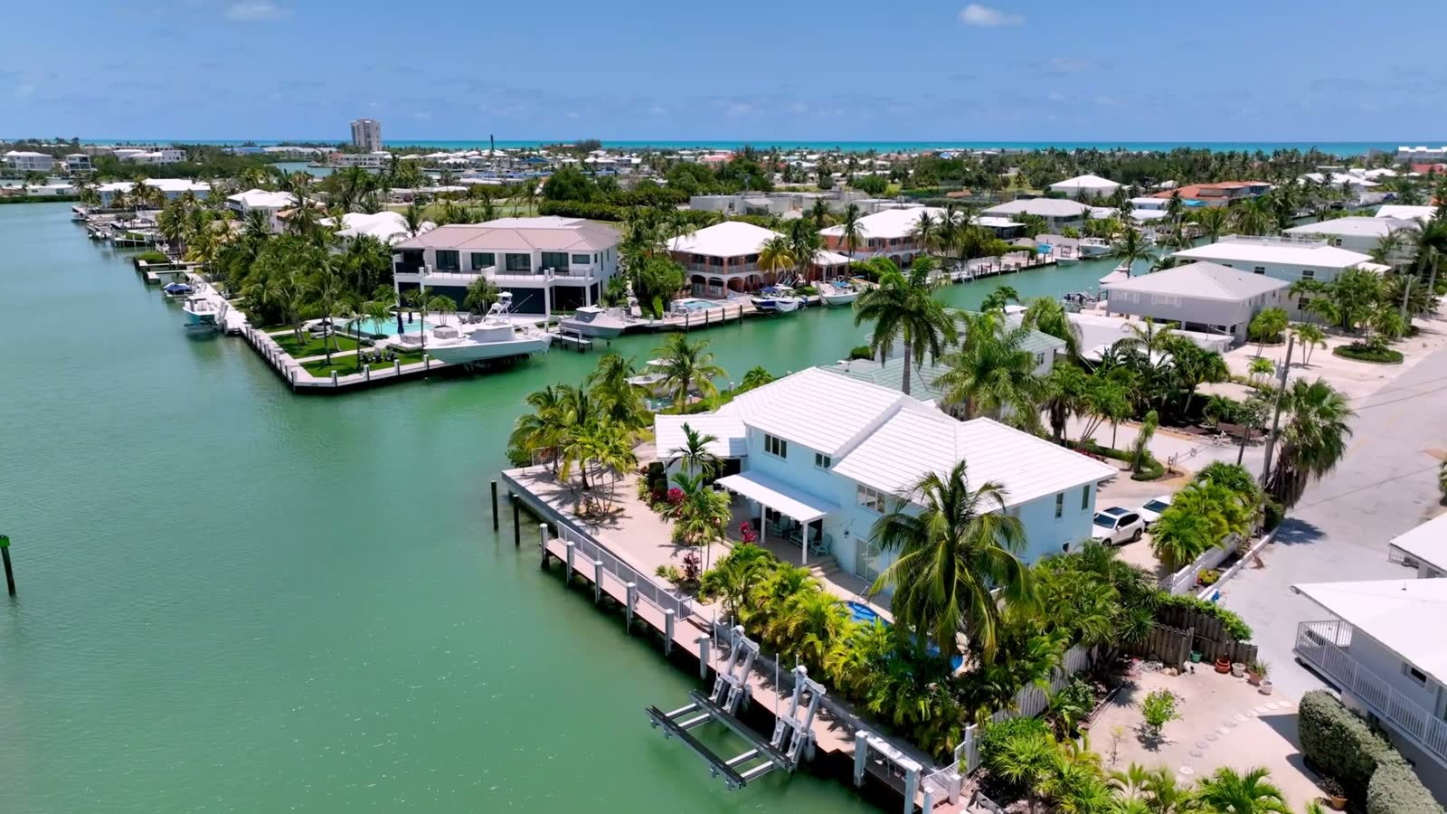 homes-along-canal-in-marathon-florida.mp4