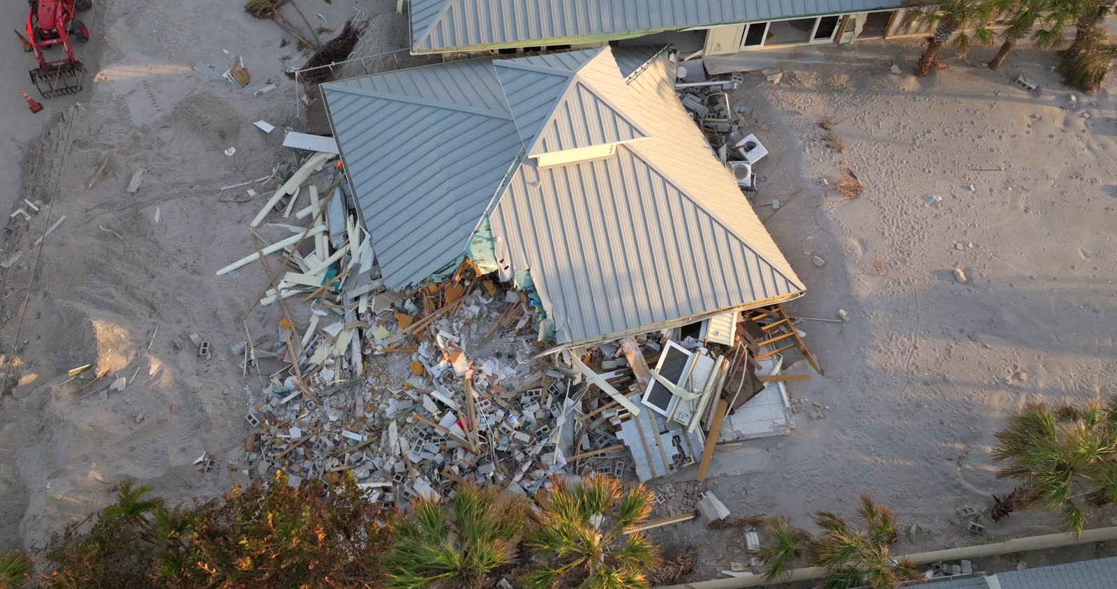 hurricane-milton-storm-surge-severe-damage-to-wate.mp4