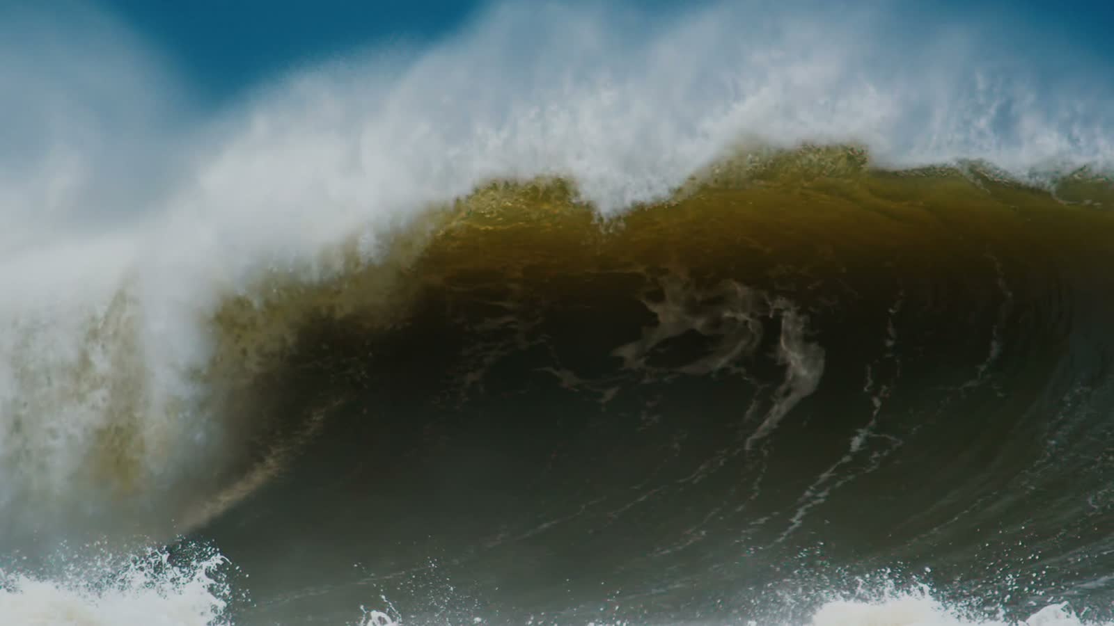 massive-ocean-wave-rolling-with-force-and-power.mp4