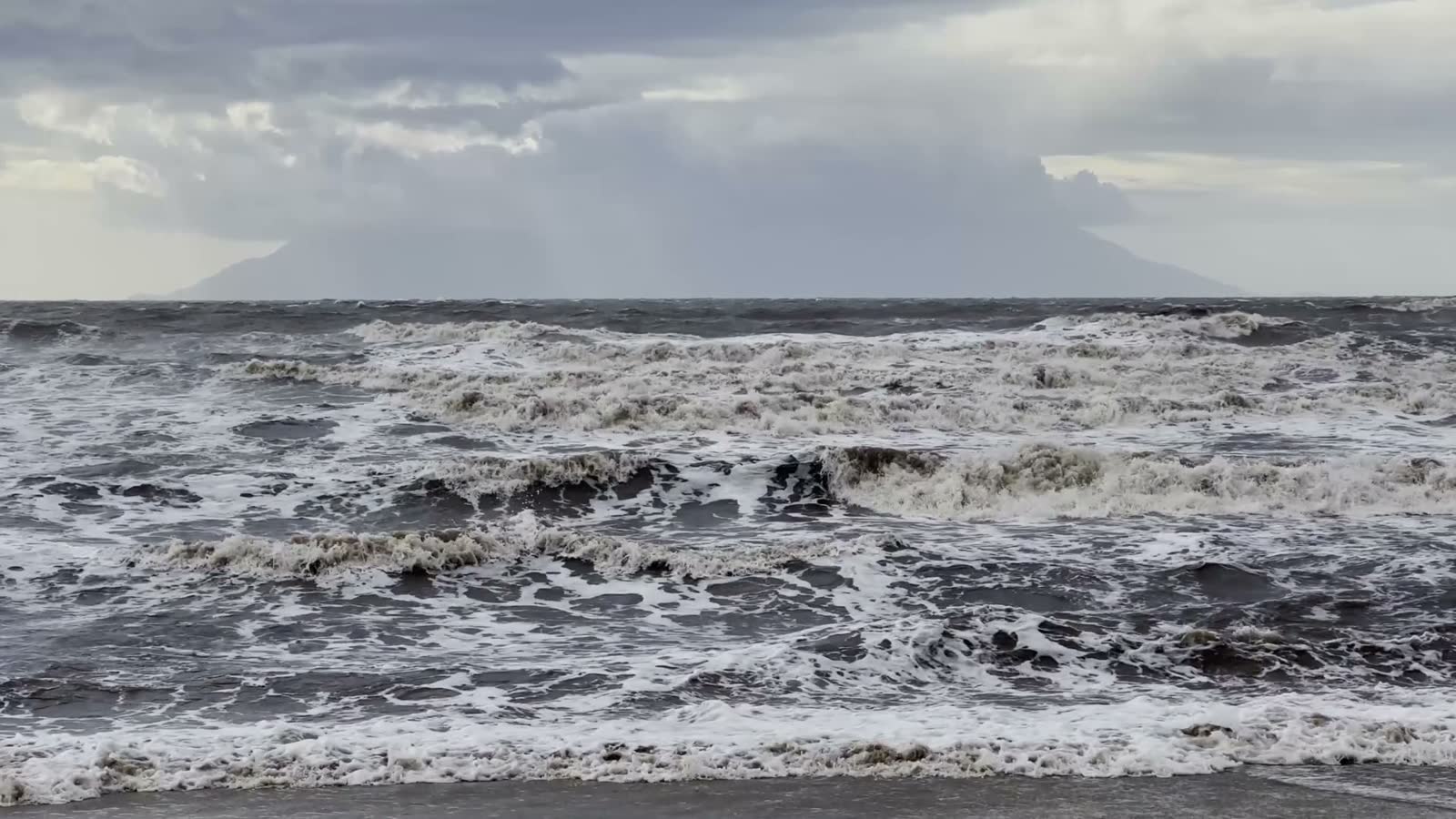 ocean-waves-in-stormy-weather.mp4