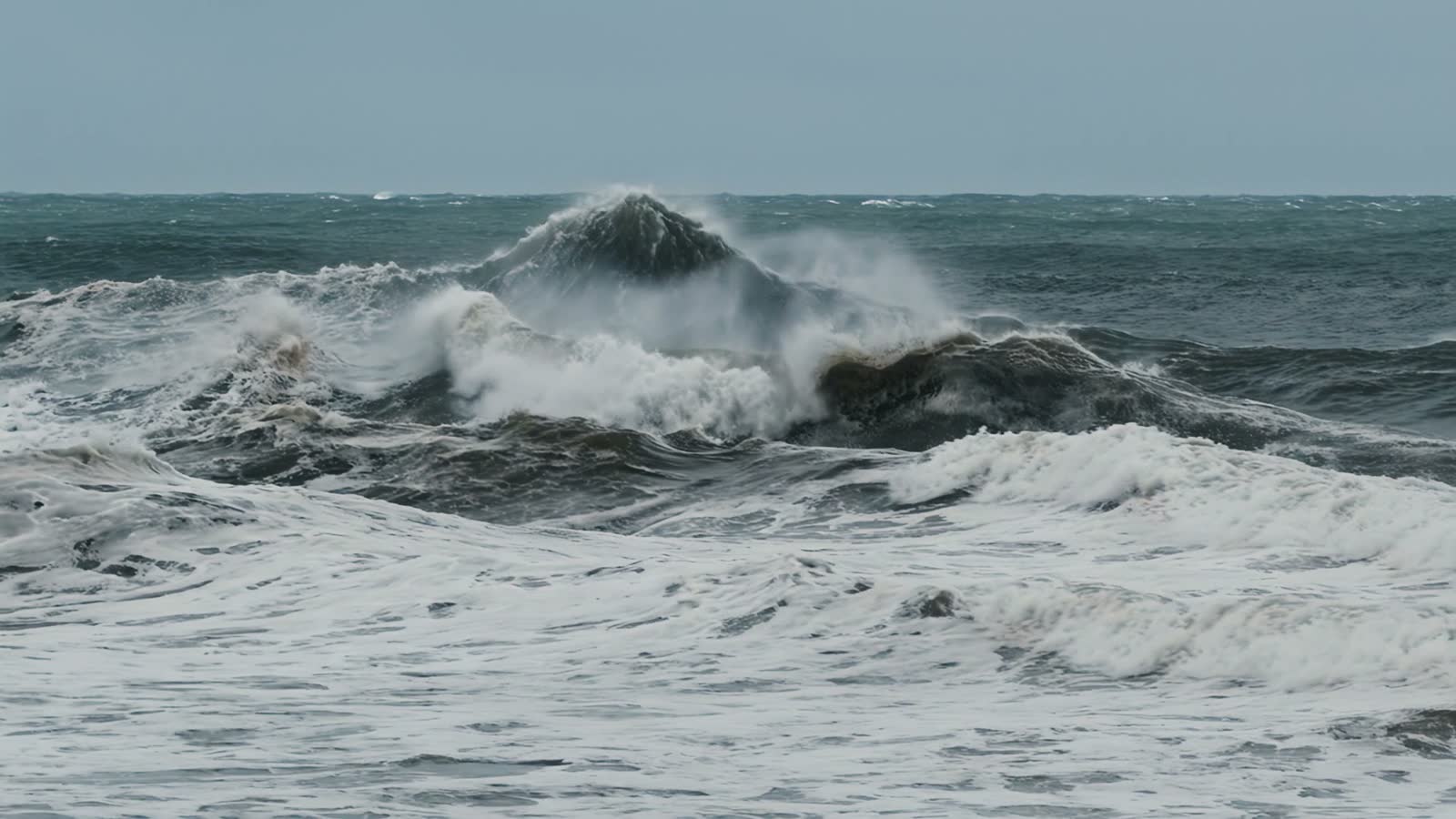 powerful-ocean-waves-crashing-in-a-storm.mp4