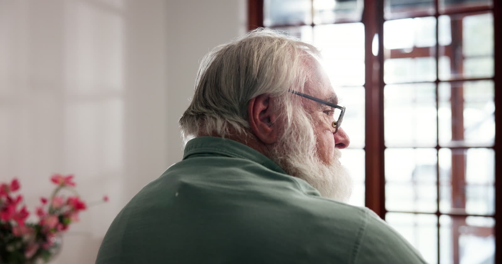 senior-with-white-hair-and-beard-in-interior.mp4