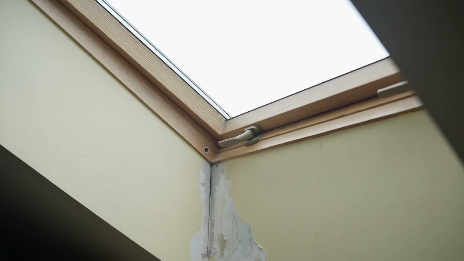 skylight-and-room-interior-in-daytime.mp4