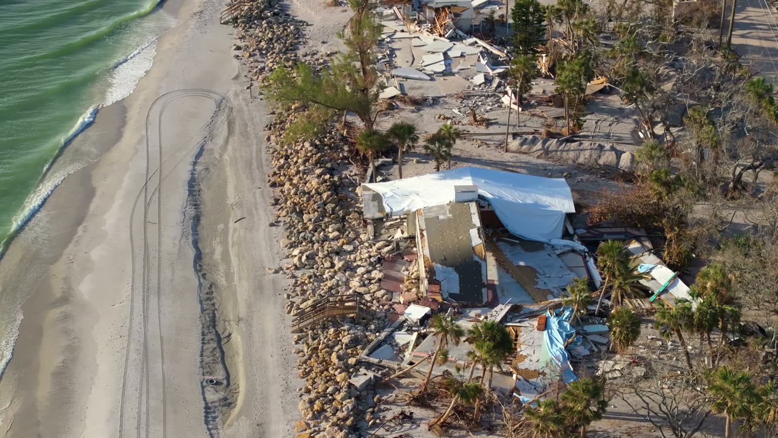 storm-surge-severe-damage-to-waterfront-houses-aft.mp4