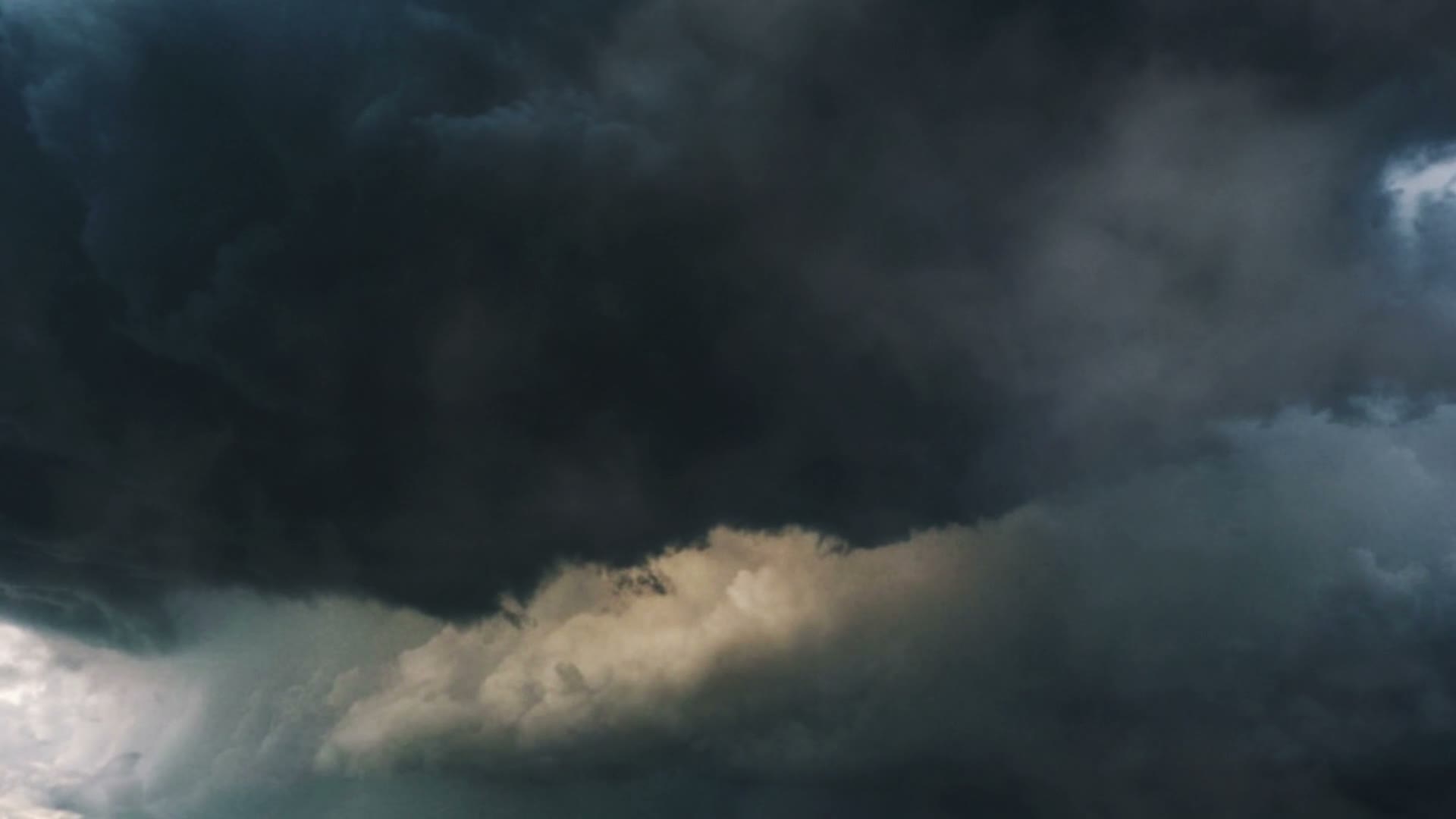 timelapse-of-ominous-storm-clouds-moving.mp4