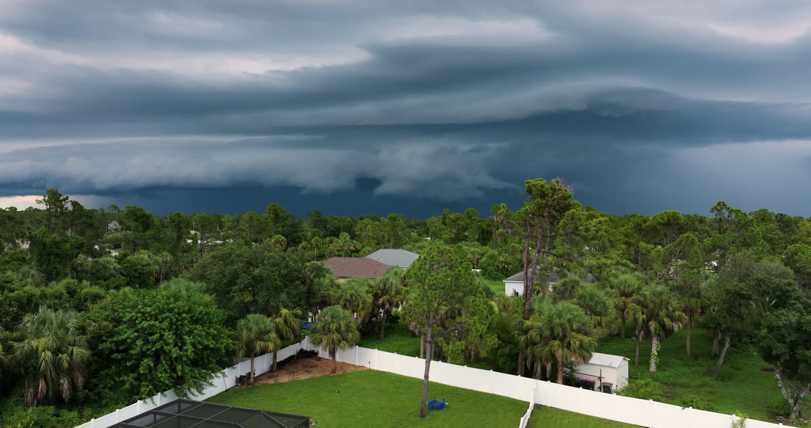 tropical-storm-in-florida-stormy-clouds-forming-du.mp4