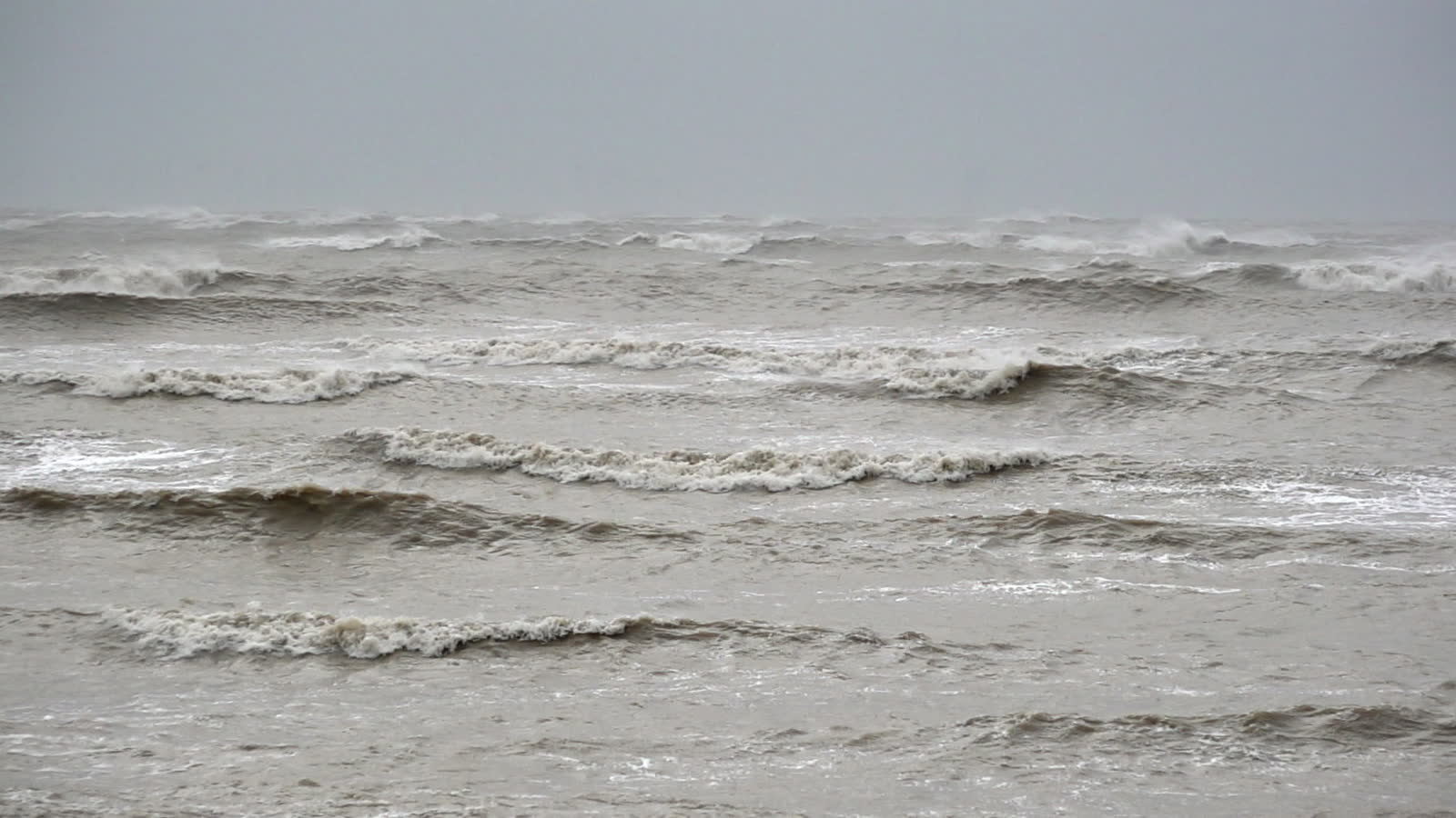turbulent-ocean-waves-crashing-on-a-cloudy-day.mp4