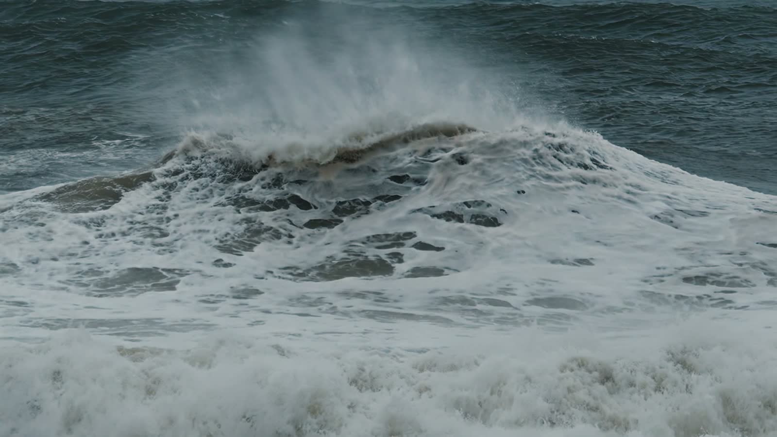 turbulent-ocean-waves-crashing-on-a-grey-day.mp4