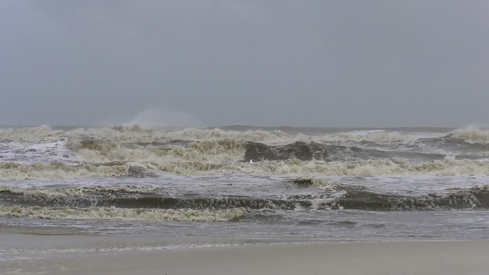 violent-ocean-waves-during-a-tropical-storm-crash.mp4