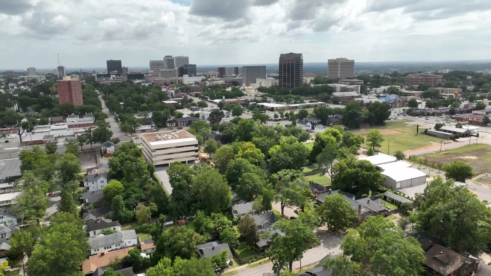 aerial-push-in-columbia-sc-skyline.mp4
