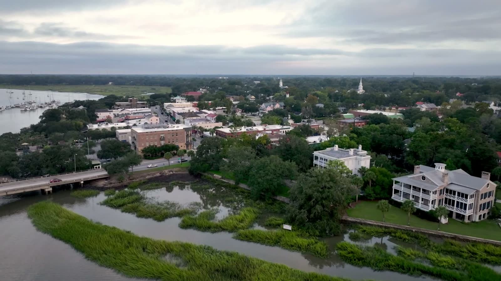 aerial-sweep-into-downtown-beaufort-sc-south-caro.mp4