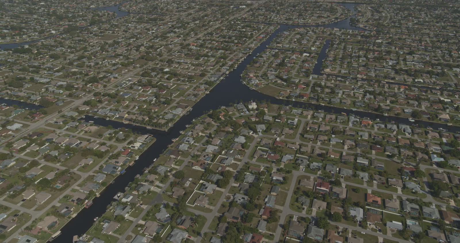 cape-coral-florida-aerial-v9-tilt-up-reveal-of-the.mp4