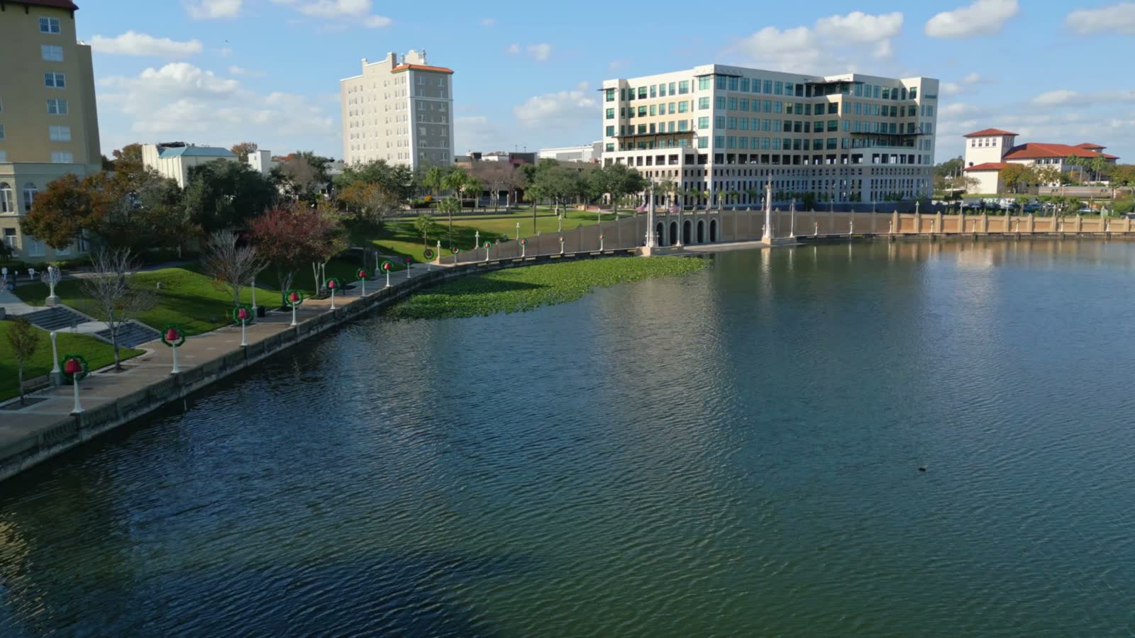 stately-park-beside-lake-mirror-in-lakeland-florid.mp4
