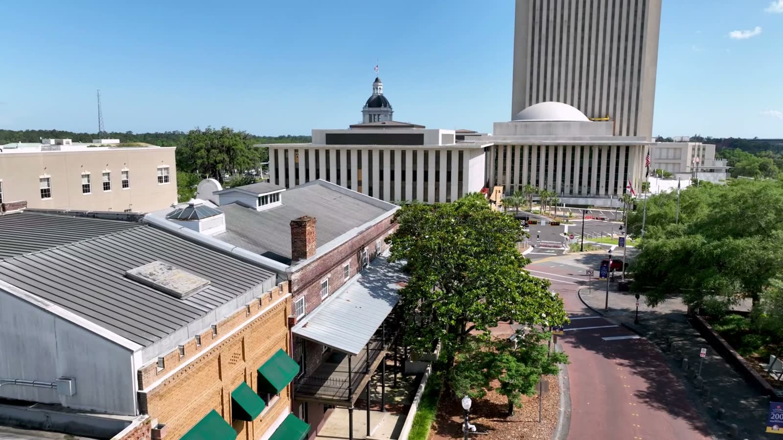 tallahassee-florida-aerial-push-in-to-capital-buil.mp4