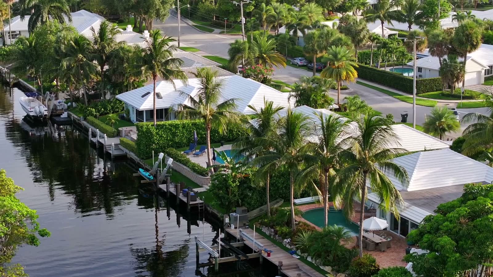 waterfront-homes-along-a-canal-in-boca-raton-flor.mp4