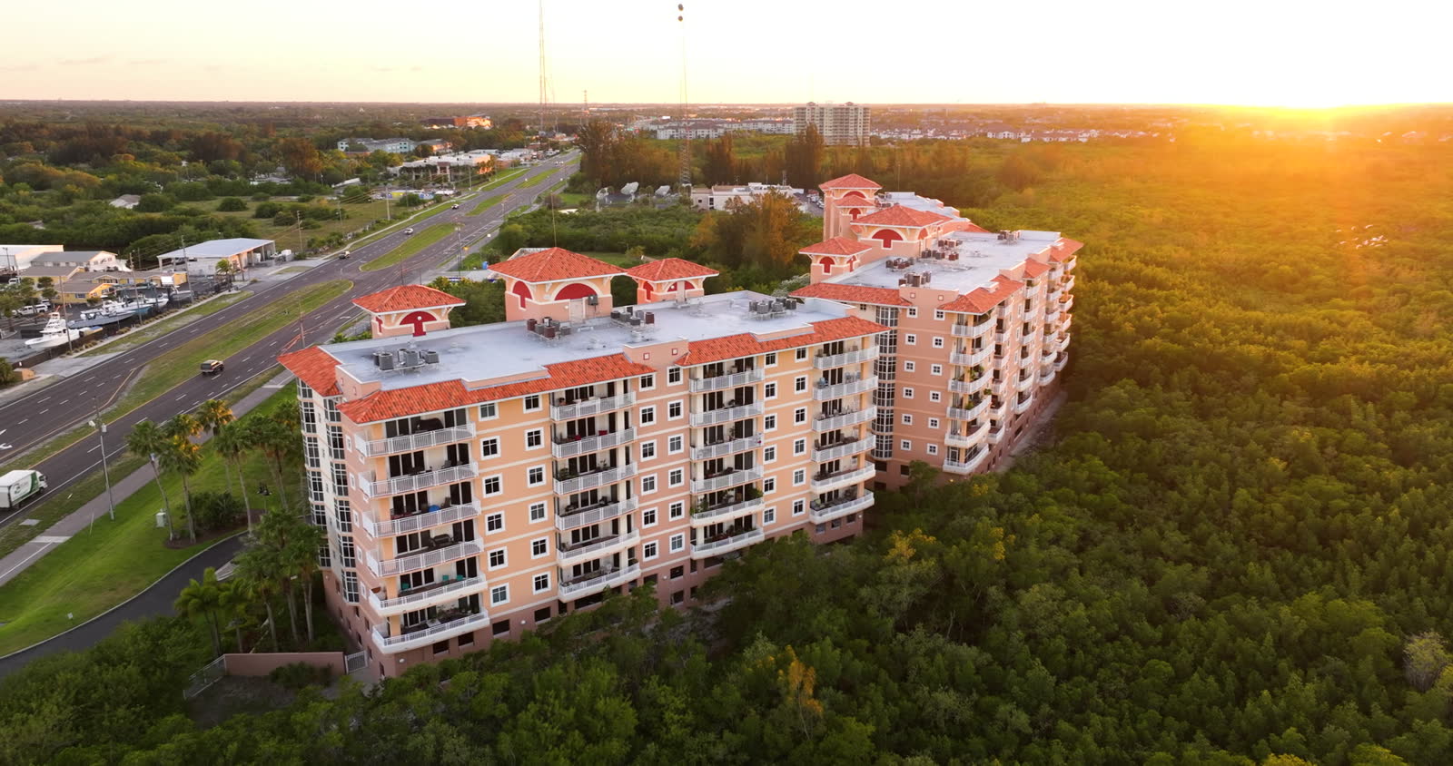 aerial-view-of-american-apartment-building-in-flor.mp4