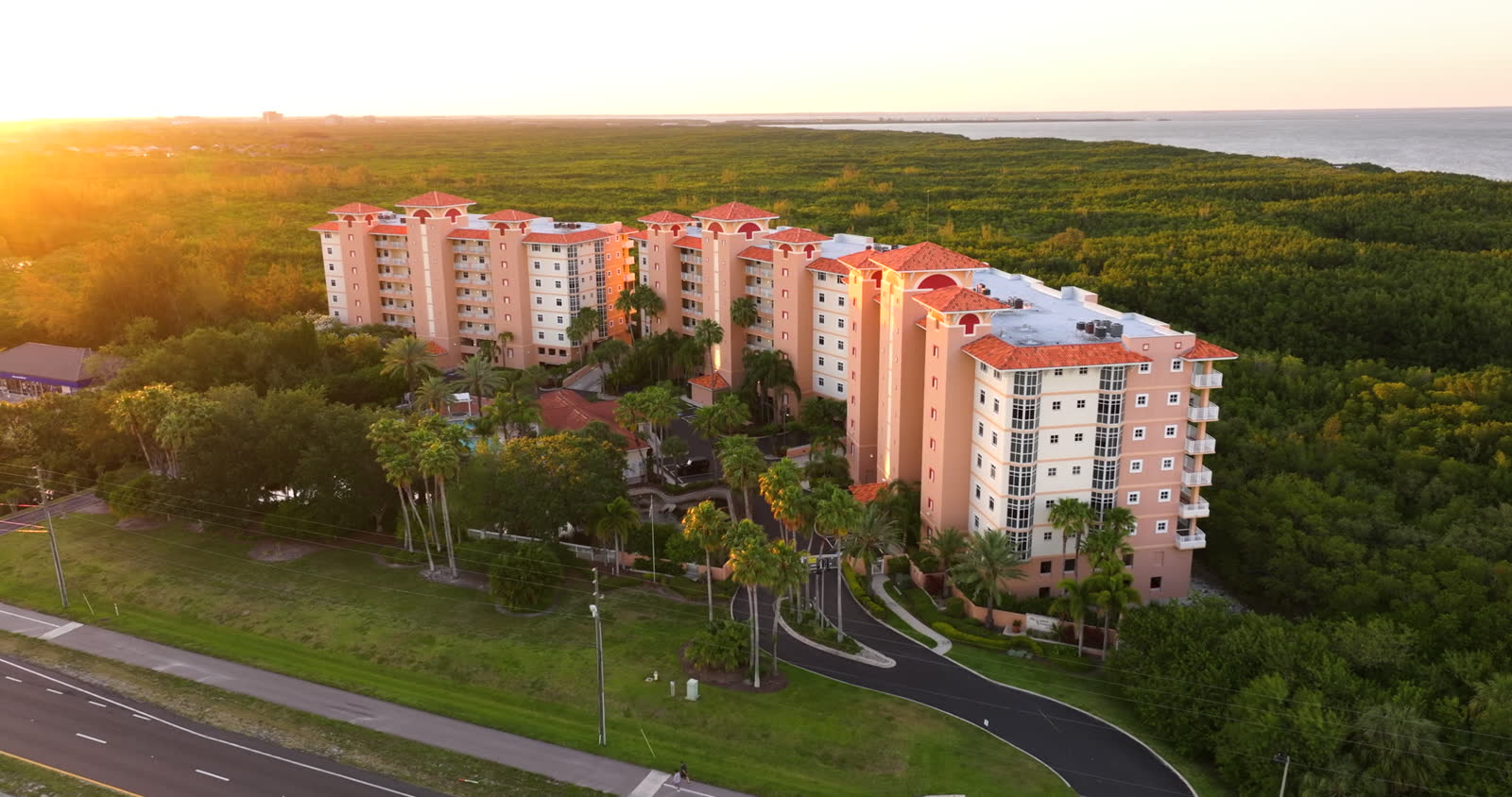 condo-building-in-florida-rural-wooded-area-with-v.mp4