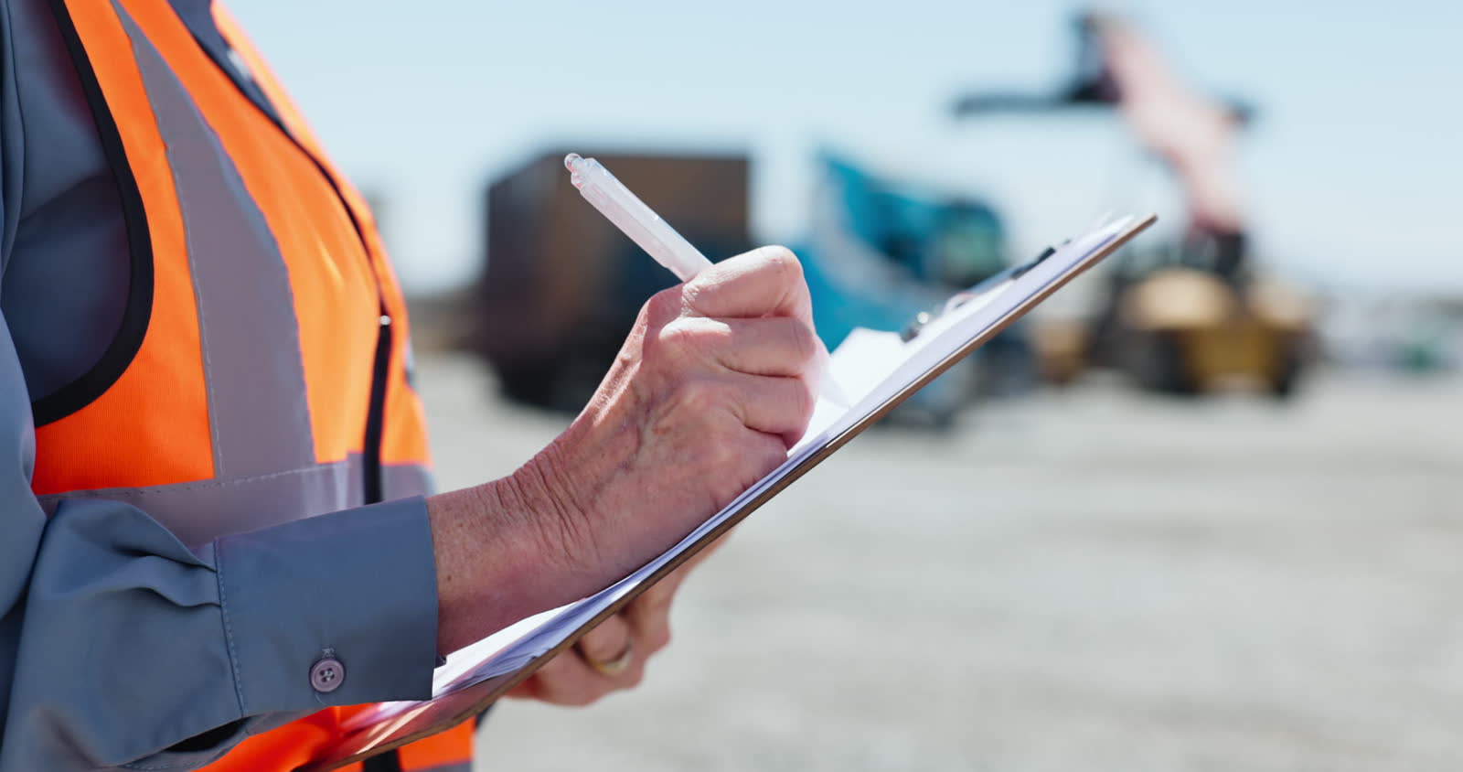 construction-worker-writing-on-clipboard-at-worksi.mp4