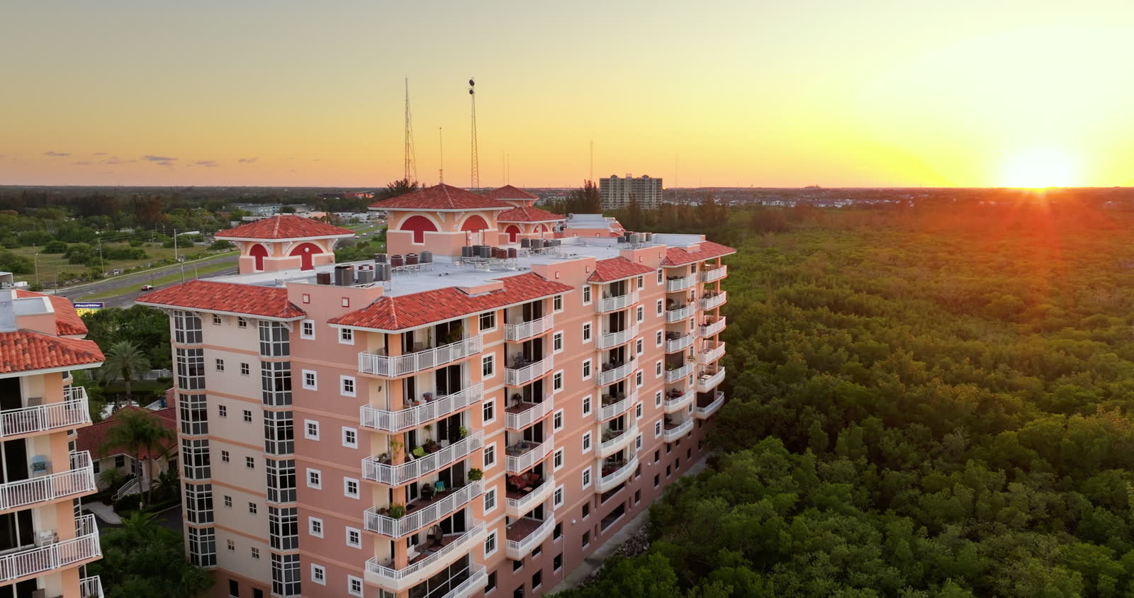 ecofriendly-building-in-modern-florida-city-multis.mp4