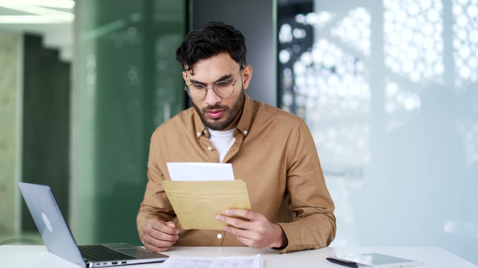 man-reading-letter-with-negative-news-at-office.mp4