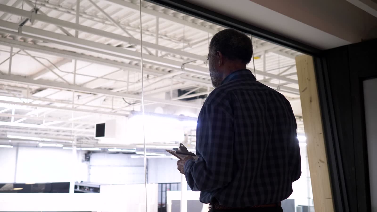 man-takes-notes-in-modern-urban-office.mp4