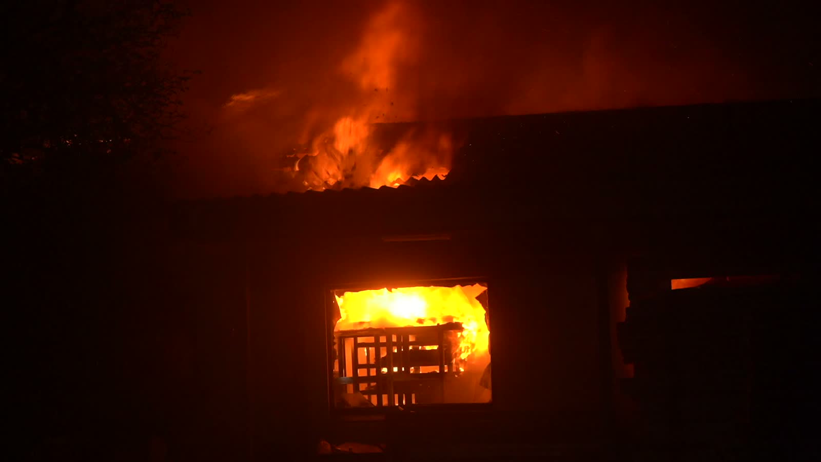 building-on-fire-at-night.mp4