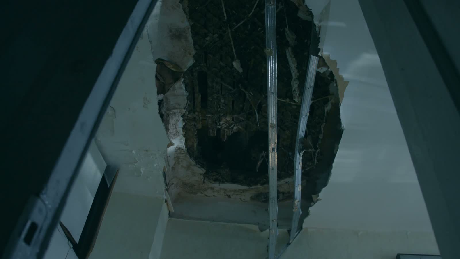 ceiling-large-hole.mp4