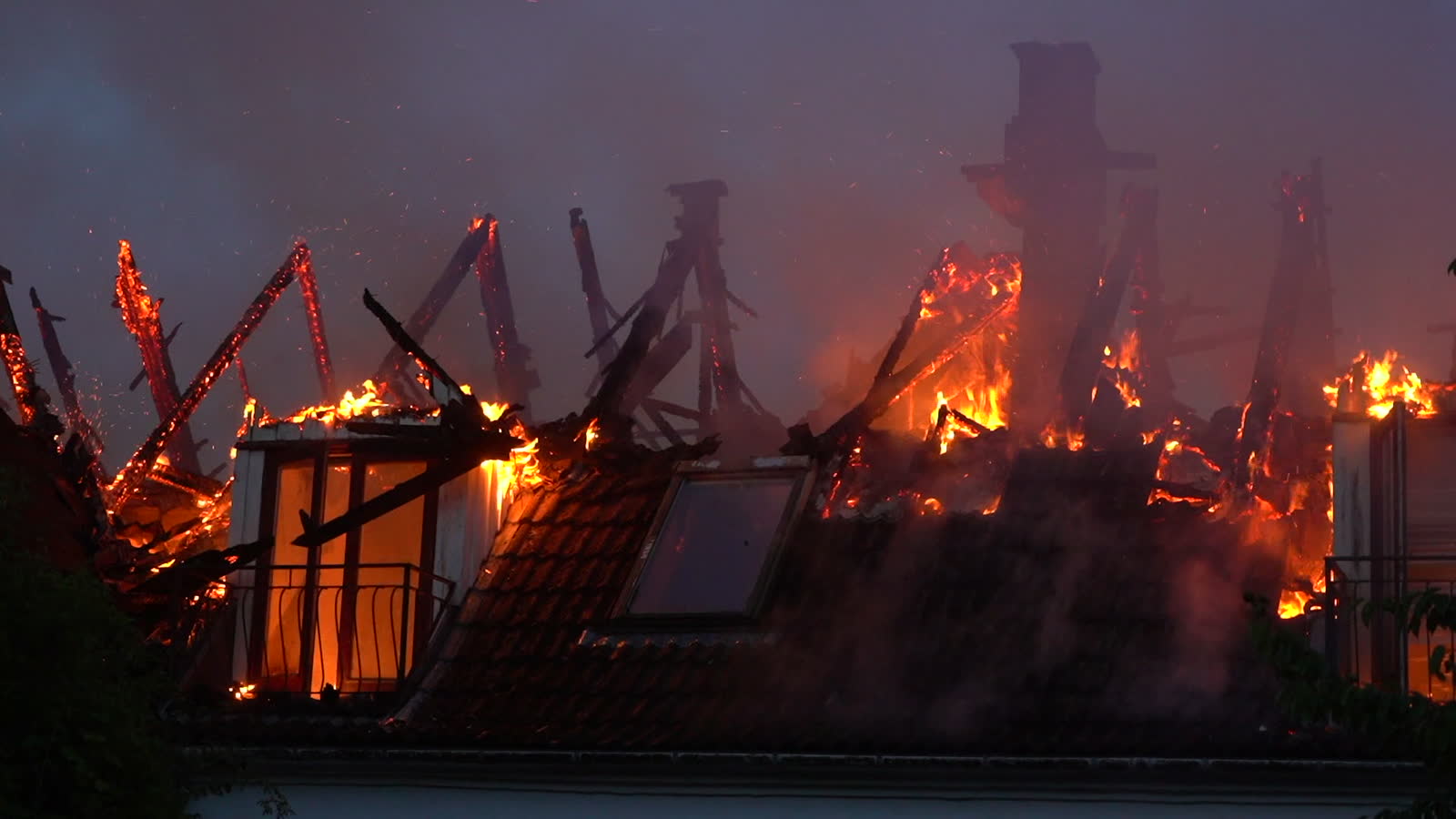 heavy-fire-in-abandoned-building-in-denmark-heavy.mp4