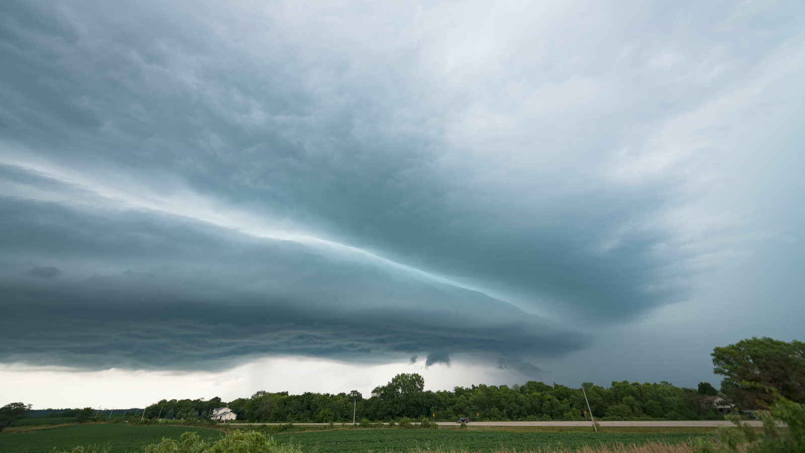massive-supercell-drops-hail-in-des-moines-iowa.mp4