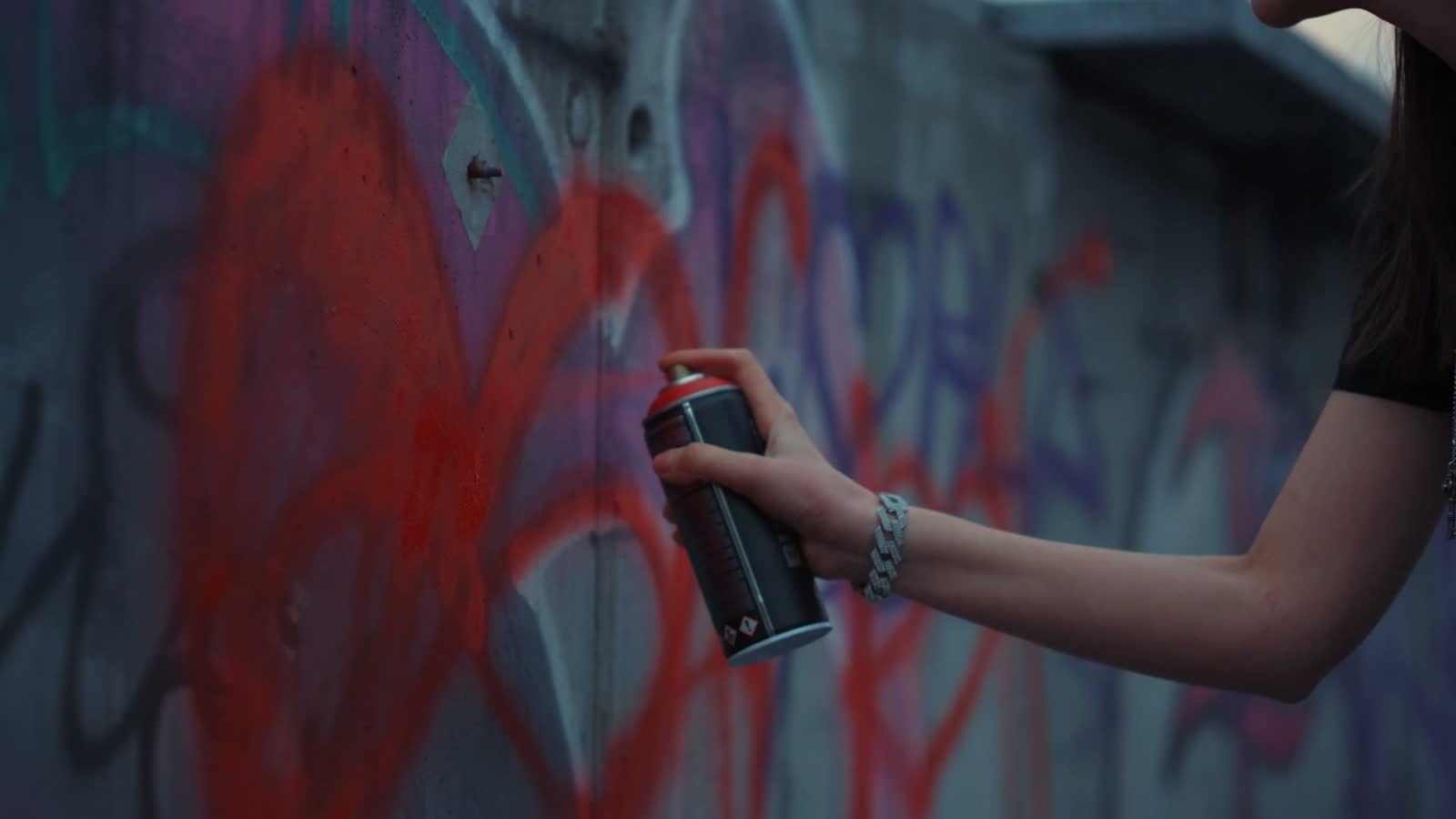 woman-hand-painting-graffiti-on-street-wall-girl.mp4