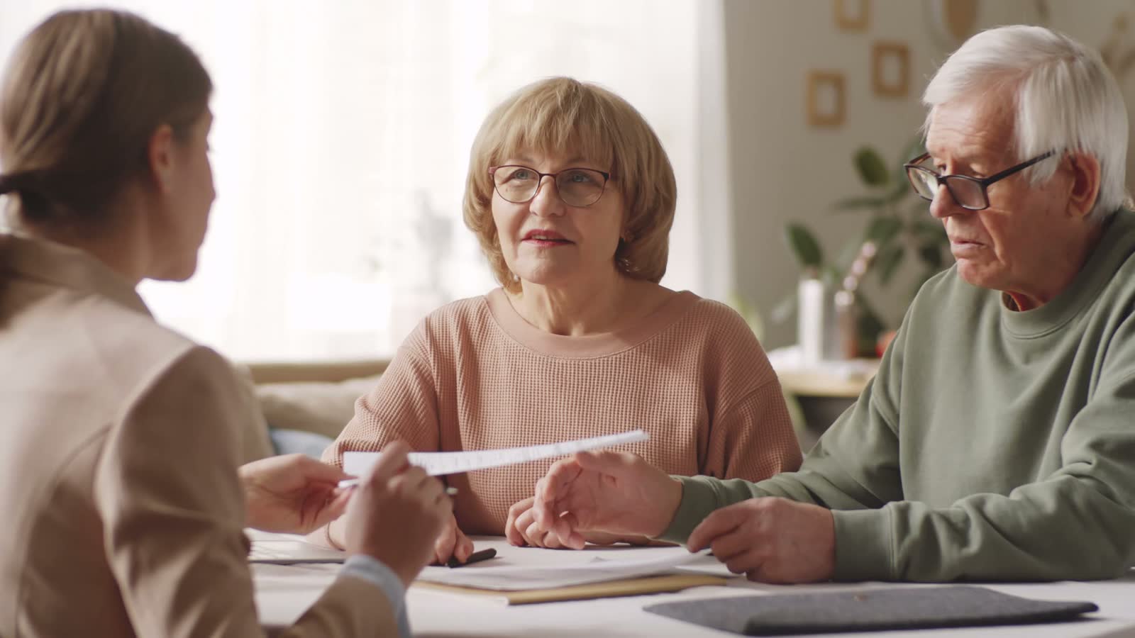 advisor-meeting-with-senior-couple-at-home.mp4