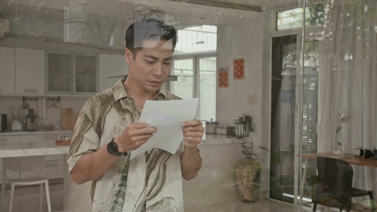 man-reading-a-letter-with-a-concerned-expression.mp4