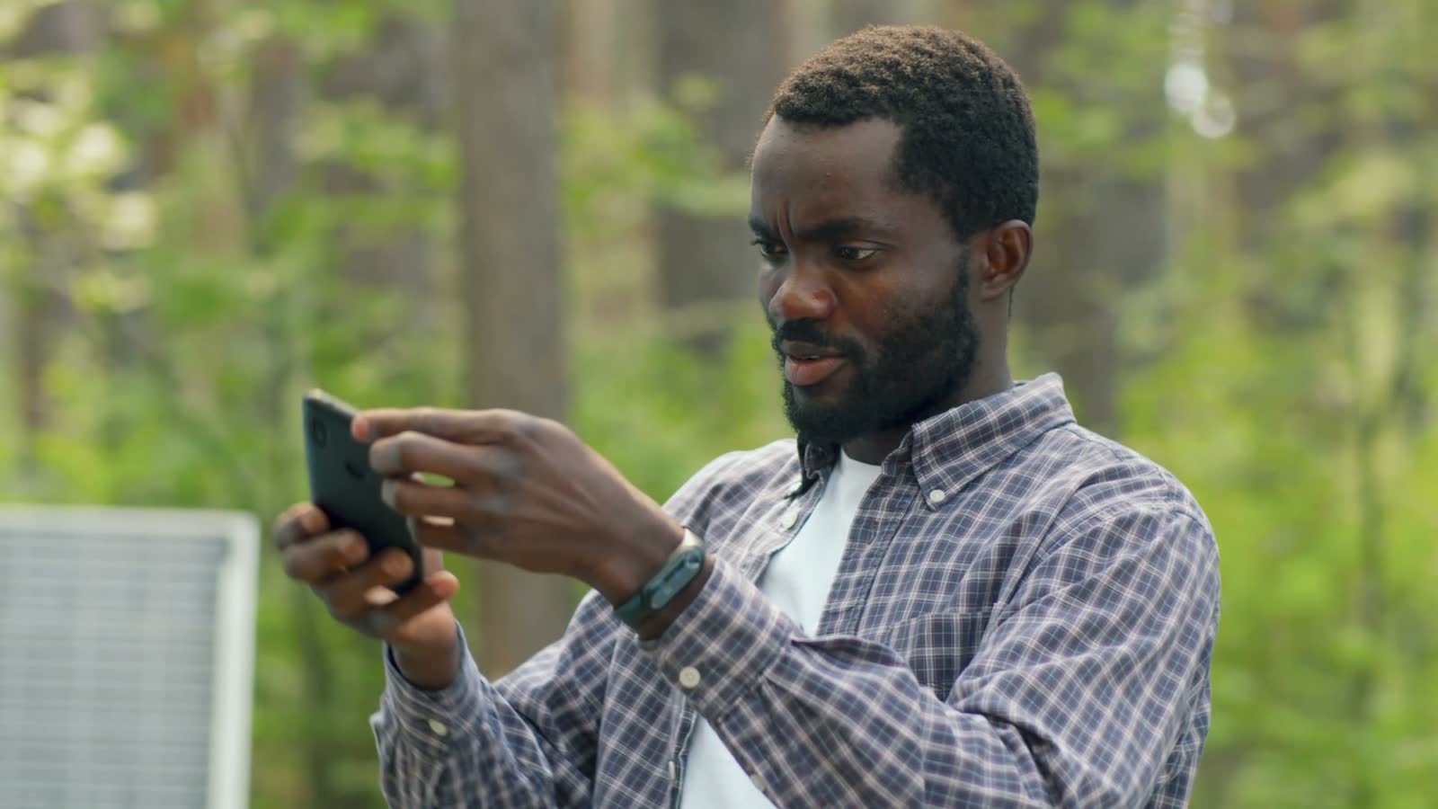 man-takes-photos-with-phone-outdoors.mp4