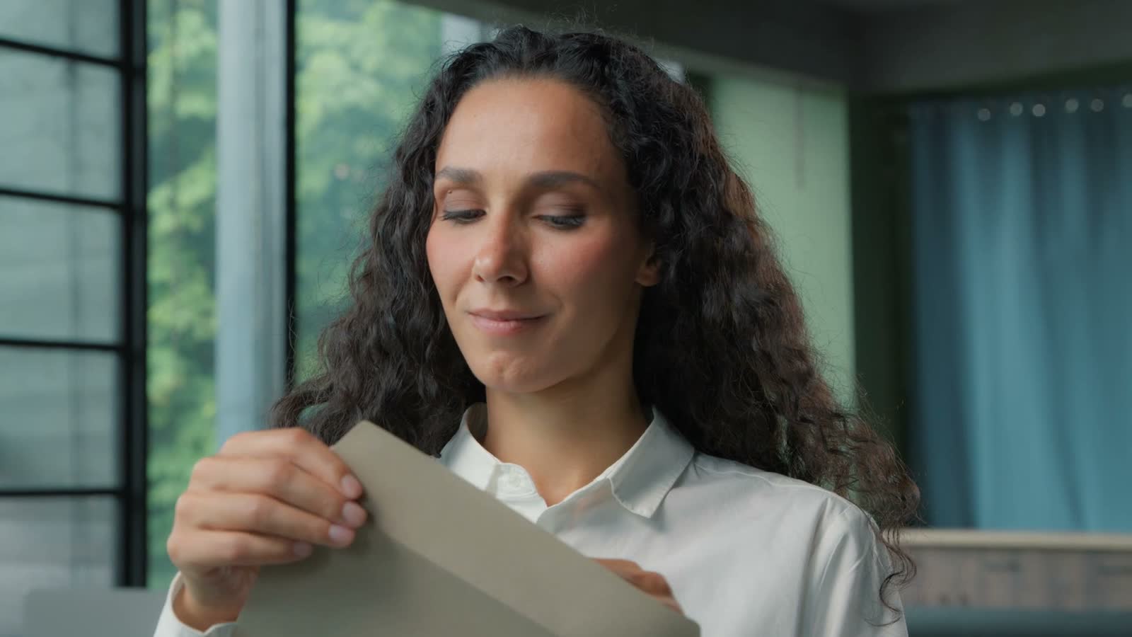 sad-hispanic-business-woman-opening-letter-bad-new.mp4