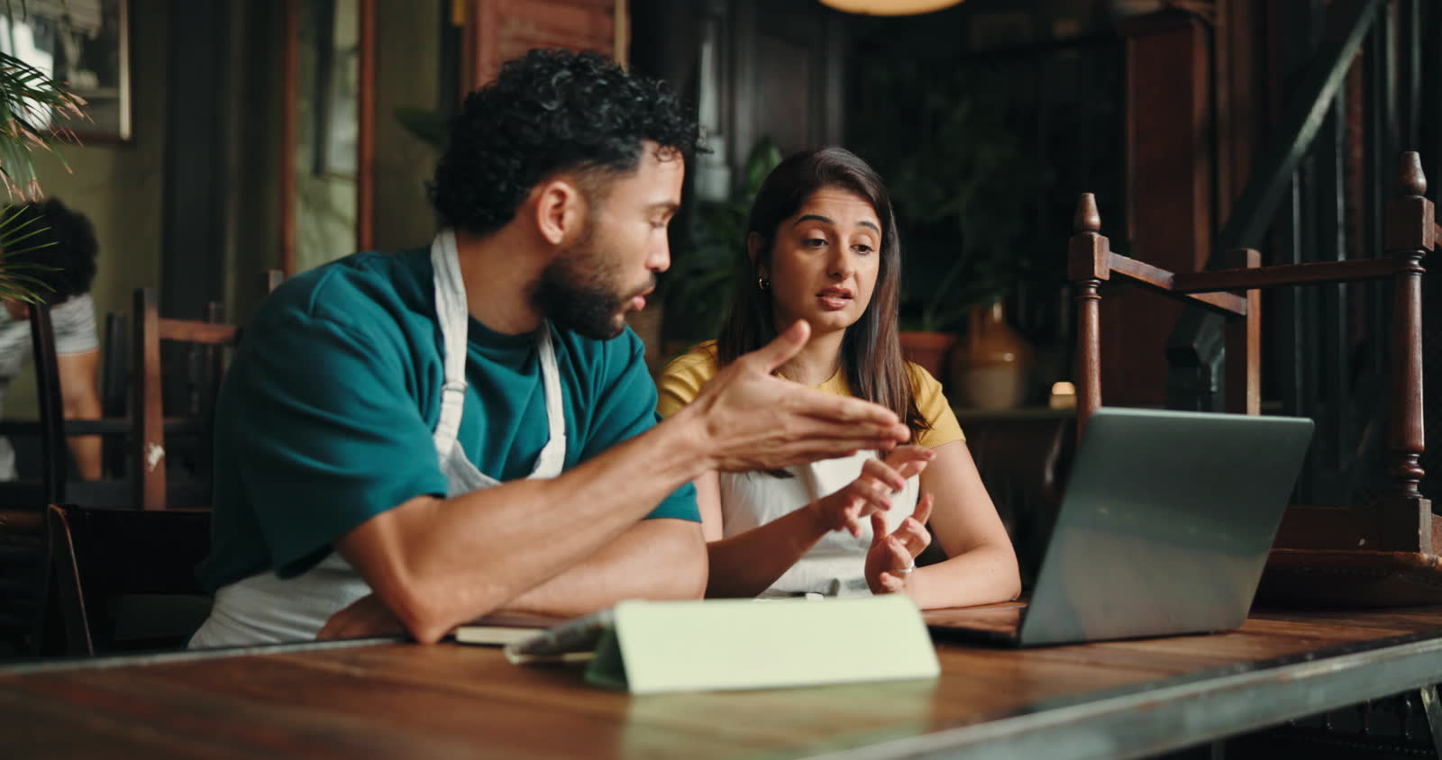 upset-man-and-waitress-with-laptop-at-cafe-for-ba.mp4