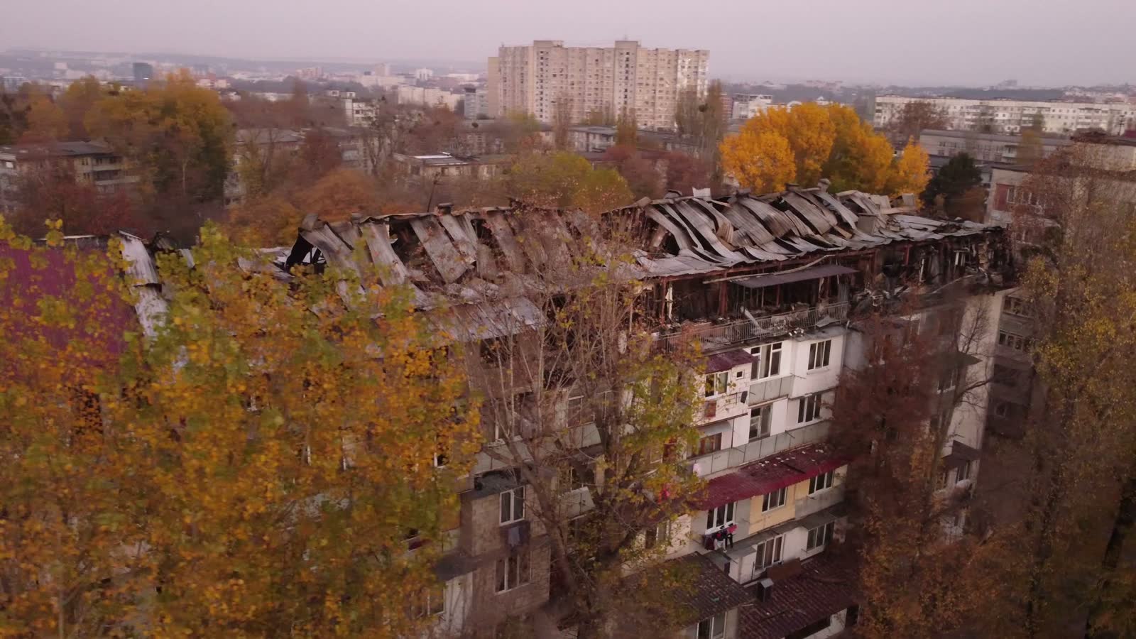 a-burned-roof-of-the-5-storied-dwelling-house-situ.mp4