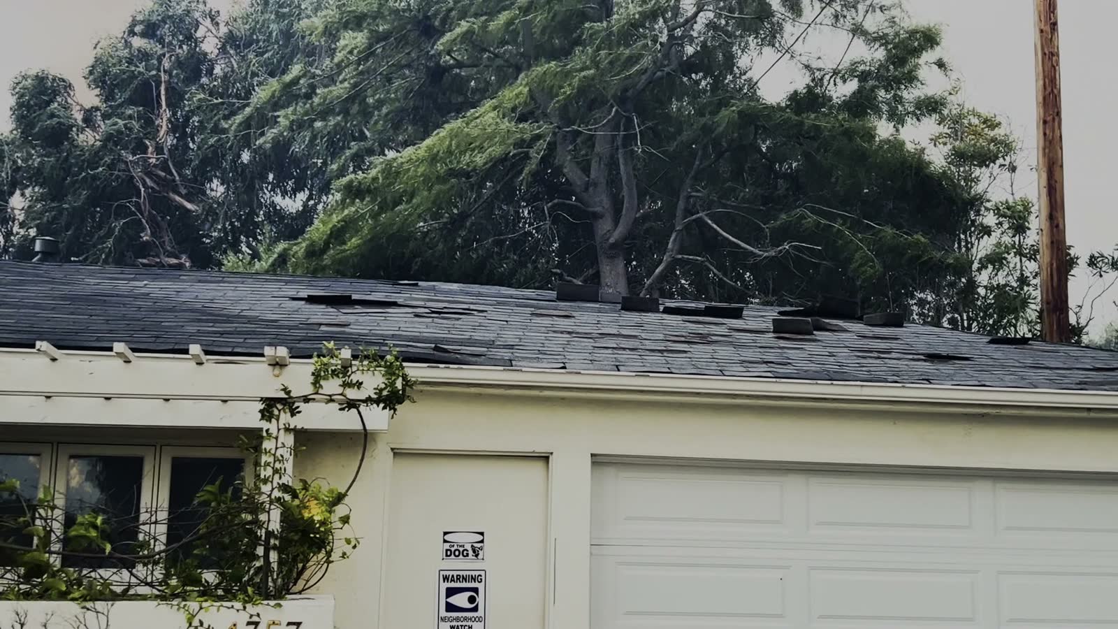 heavy-wind-removing-tiles-from-a-house-roof-in-los.mp4